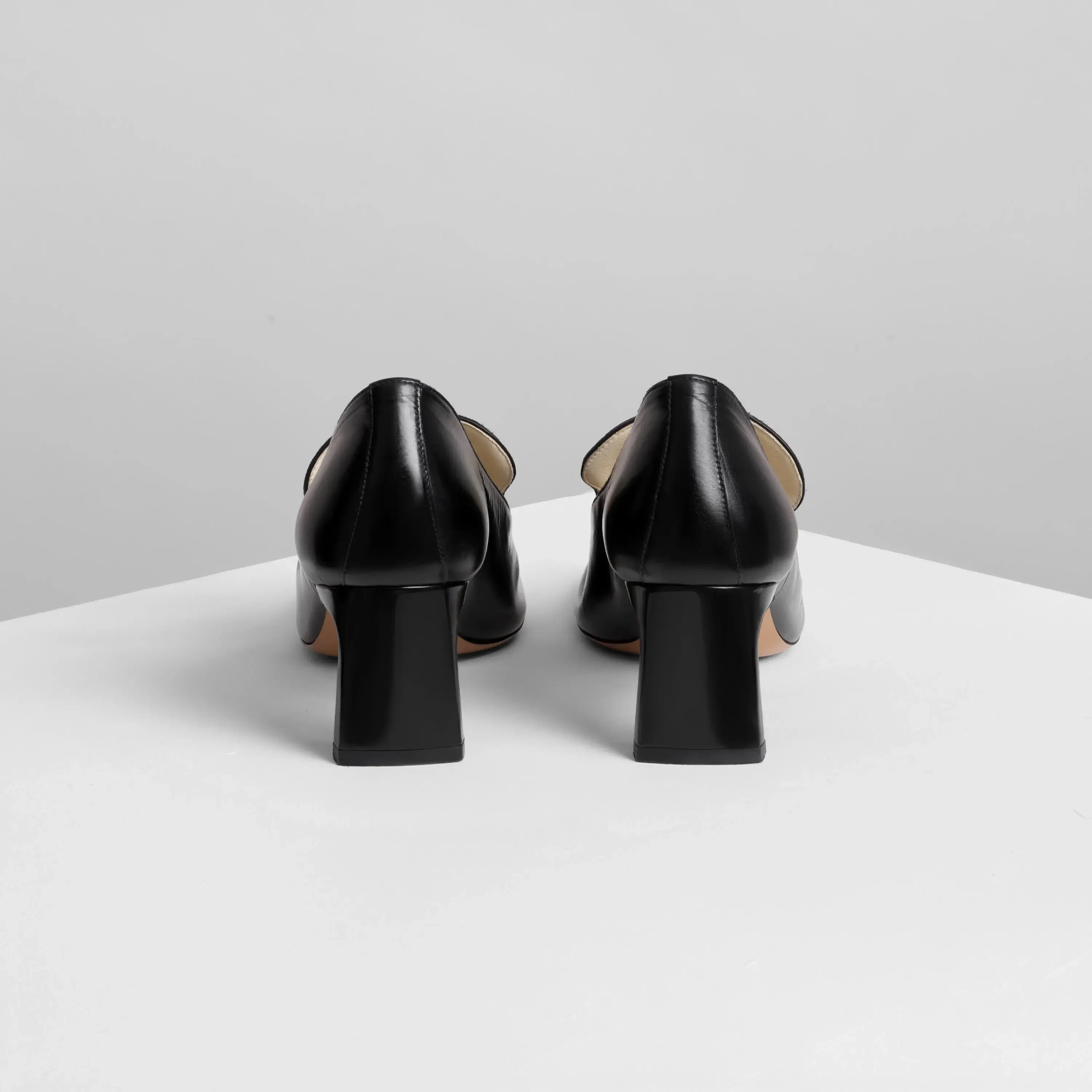 CLUB LOAFER 60 | black leather with gold