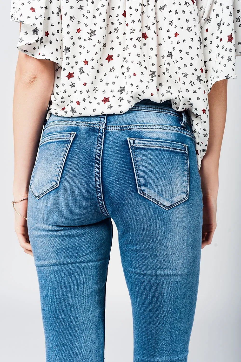 Frayed Hem Distressed Skinny jeans in Midwash