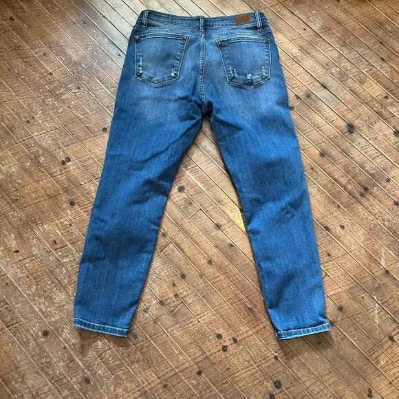 Judy Blue relaxed fit stretchy 13/31 boutique distressed jeans