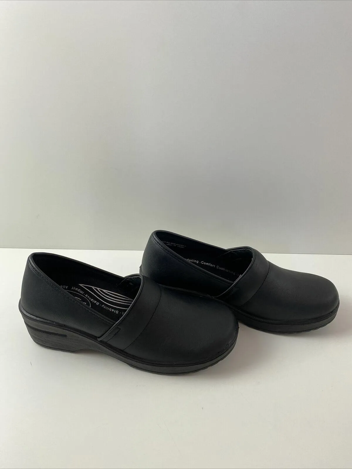 NWB EasyWorks by Easy Street LYNDEE Black Leather PROFESSIONAL Clogs Women’s 9 M